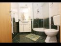 Апартаменты Davorka - 50m from the sea A1(2+2), A2(2+2) Трогир - Ривьера Трогир  - Апартамент - A1(2+2): ванная комната с туалетом