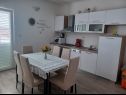 Апартаменты Marija - 10m from beach: A1(4+1), A2(6), A3(6+2) Трогир - Ривьера Трогир  - Апартамент - A1(4+1): кухня и столовая