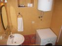 Апартаменты и комнаты  Jare - in old town R1 zelena(2), A2 gornji (2+2) Трогир - Ривьера Трогир  - ванная комната с туалетом
