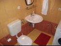 Апартаменты и комнаты  Jare - in old town R1 zelena(2), A2 gornji (2+2) Трогир - Ривьера Трогир  - ванная комната с туалетом