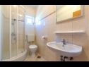 Апартаменты Mare - comfortable apartment : A1(5), A2(5) Трогир - Ривьера Трогир  - Апартамент - A1(5): ванная комната с туалетом