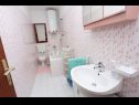 Апартаменты Mare - comfortable apartment : A1(5), A2(5) Трогир - Ривьера Трогир  - Апартамент - A2(5): ванная комната с туалетом