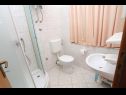 Апартаменты Mare - comfortable apartment : A1(5), A2(5) Трогир - Ривьера Трогир  - Апартамент - A2(5): ванная комната с туалетом