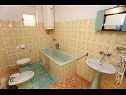 Апартаменты Mar - 10m from the sea: A1(5+1), A2(6) Винишче - Ривьера Трогир  - Апартамент - A1(5+1): ванная комната с туалетом