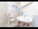 Апартаменты A1(2+2), A2(2+1) Винишче - Ривьера Трогир  - Апартамент - A1(2+2): ванная комната с туалетом