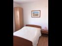 Апартаменты Deni - 30 m from sea: A2(4+1), A3(4+2) Винишче - Ривьера Трогир  - Апартамент - A3(4+2): спальная комната
