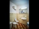 Апартаменты Ivan - close to the sea: A1(8+1), A2(2) Винишче - Ривьера Трогир  - Апартамент - A1(8+1): ванная комната с туалетом