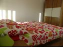 Апартаменты Ljubi - 20 m from beach: A1(4+1), A2 Crveni(2+2), A3 Zeleni(2+2) Винишче - Ривьера Трогир  - Апартамент - A2 Crveni(2+2): спальная комната