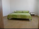 Апартаменты Ljubi - 20 m from beach: A1(4+1), A2 Crveni(2+2), A3 Zeleni(2+2) Винишче - Ривьера Трогир  - Апартамент - A3 Zeleni(2+2): спальная комната