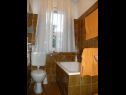 Апартаменты Ljubi - 20 m from beach: A1(4+1), A2 Crveni(2+2), A3 Zeleni(2+2) Винишче - Ривьера Трогир  - Апартамент - A1(4+1): ванная комната с туалетом