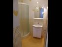 Апартаменты Ljubi - 20 m from beach: A1(4+1), A2 Crveni(2+2), A3 Zeleni(2+2) Винишче - Ривьера Трогир  - Апартамент - A3 Zeleni(2+2): ванная комната с туалетом