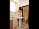 Апартаменты Mar - 10m from the sea: A1(5+1), A2(6) Винишче - Ривьера Трогир  - Апартамент - A2(6): ванная комната с туалетом