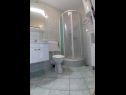 Апартаменты Josi - 150 m from sea: A1(4+1), A2(4+1), A4(4+1) Винишче - Ривьера Трогир  - Апартамент - A1(4+1): ванная комната с туалетом