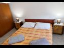 Апартаменты Ivan  - 15 m from beach: A1(7), SA2(2), A3(2+1) Винишче - Ривьера Трогир  - Апартамент - A1(7): спальная комната