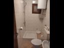 Апартаменты Ivan  - 15 m from beach: A1(7), SA2(2), A3(2+1) Винишче - Ривьера Трогир  - Студия- апартамент - SA2(2): ванная комната с туалетом