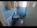 Апартаменты Mili- 50 m from beach and economical A1(6) Сутомишчица - Остров Углян  - Апартамент - A1(6): ванная комната с туалетом