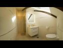 Апартаменты Filip - vineyard and large terrace: SA1 žuti(2), SA2 rozi(2) Вис - Остров Вис  - Студия- апартамент - SA1 žuti(2): ванная комната с туалетом