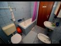 Апартаменты Ankica - 150 m from beach: A1(2+2), A2(5), A3(4+1), A4(2+2) Задар - Задар Ривьера  - Апартамент - A3(4+1): ванная комната с туалетом