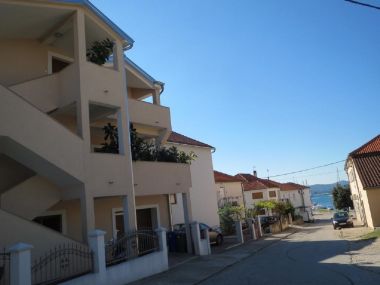 Апартаменты Ena - near marina "Kornati": A1(4), A2(2) Биоград - Ривьера Биоград 