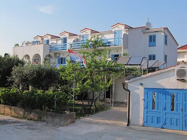 Апартаменты Blue - 200 m from sea: A11(3+2), A12(3+2), SA13(3), SA14(3), A15(3+2), A16(3+2) Сучурай - Остров Хвар 