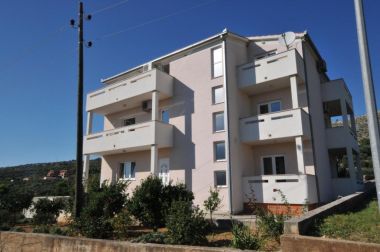Апартаменты Žar - free parking A1(4+1), A2(2+2), A3(2+2), A4(4+1) Сегет Враница - Ривьера Трогир 