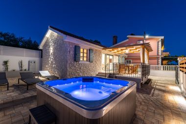 Дома дял отдыха Sanya - stone house with outdoor hot tub: H(4) Сукошан - Задар Ривьера  - Хорватия